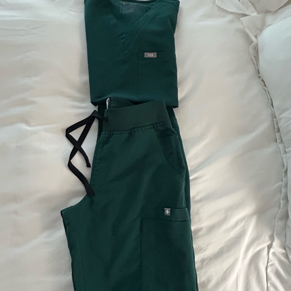 Figs women’s green forest scrubs. XS pans/XS shirt